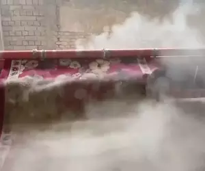可以不斷拍打地毯的機器 產生的灰塵就像是瀑布般從毯子上落下