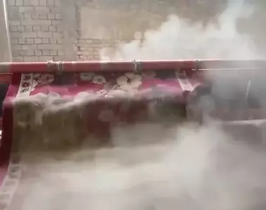 可以不斷拍打地毯的機器 產生的灰塵就像是瀑布般從毯子上落下