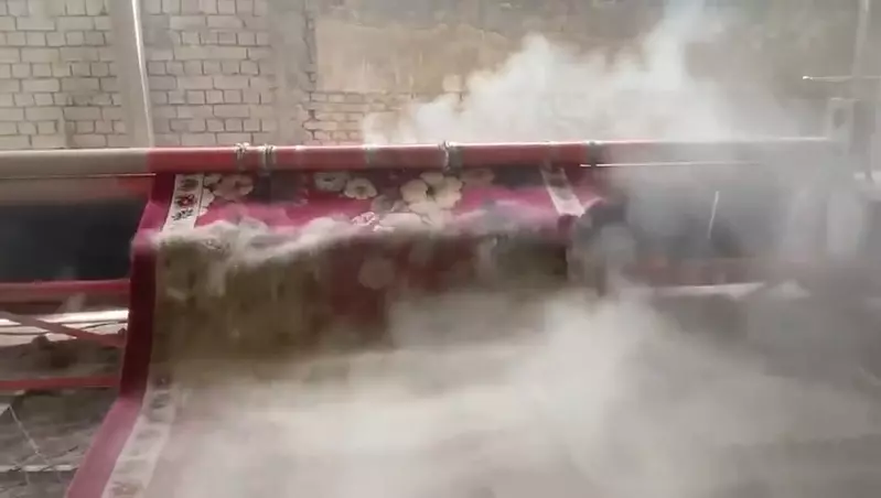 可以不斷拍打地毯的機器 產生的灰塵就像是瀑布般從毯子上落下