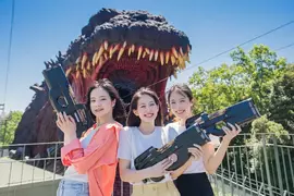 《哥吉拉樂園廣告爭議》P90衝鋒槍全都拿反了 是真的搞錯還是故意炒話題? 《哥吉拉樂園廣告爭議》P90衝鋒槍全都拿反了 是真的搞錯還是故意炒話題?