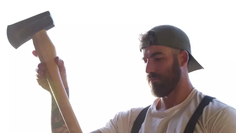 國外爆紅的猛男劈柴頻道《ThorenBradley》無論男女都可以盡情享受一趟顱內高潮的旅程