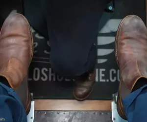 根本停不下來的擦鞋頻道《Angelo Shoe Shine》靜靜的看著這一切感覺也挺紓壓的
