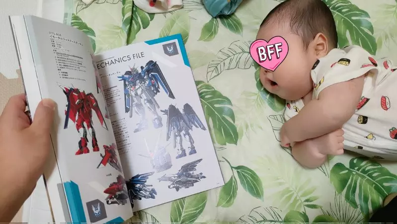 《鋼彈繪師的資優教育》從小讓兒子看鋼彈設定集 能不能夠養成天生的鋼彈迷呢？