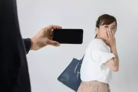 網友看法《令和時代的偷拍犯》是真的猛 腳踩手機就出門拍女孩的裙底