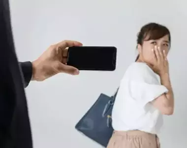 網友看法《令和時代的偷拍犯》是真的猛 腳踩手機就出門拍女孩的裙底