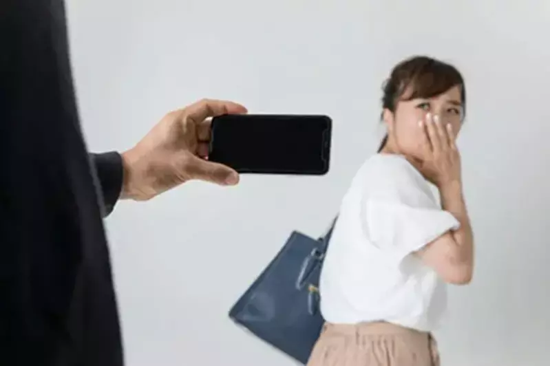 網友看法《令和時代的偷拍犯》是真的猛 腳踩手機就出門拍女孩的裙底