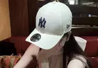 《帽子上的貼紙》為什麼有人都不撕直接戴？日本網友分析這種行為的優缺點