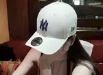 《帽子上的貼紙》為什麼有人都不撕直接戴？日本網友分析這種行為的優缺點