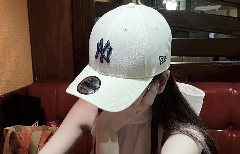 《帽子上的貼紙》為什麼有人都不撕直接戴?日本網友分析這種行為的優缺點 《帽子上的貼紙》為什麼有人都不撕直接戴?日本網友分析這種行為的優缺點