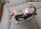 日本節目調查《超愛一升瓶的寶寶》出生八個月大的孩子只要抱著酒瓶就不會哭