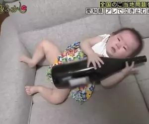 日本節目調查《超愛一升瓶的寶寶》出生八個月大的孩子只要抱著酒瓶就不會哭