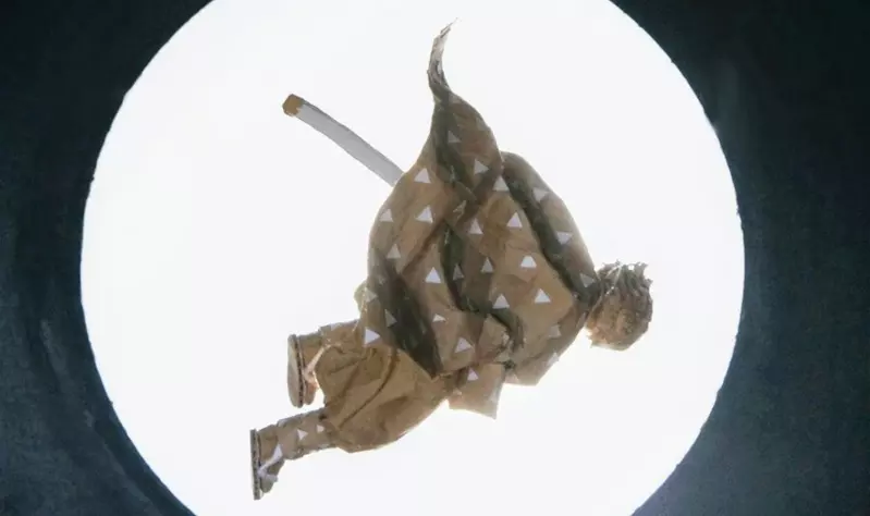 《鬼滅之刃》我妻善逸大招「霹靂一閃 六連」網友用厚紙板材料做出的模型超還原