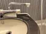 《飯店水龍頭》他想在浴缸放水卻嫌管子不夠長 經網友指點才驚覺糗大了……