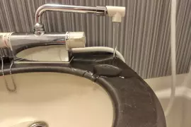 《飯店水龍頭》他想在浴缸放水卻嫌管子不夠長 經網友指點才驚覺糗大了…… 《飯店水龍頭》他想在浴缸放水卻嫌管子不夠長 經網友指點才驚覺糗大了……