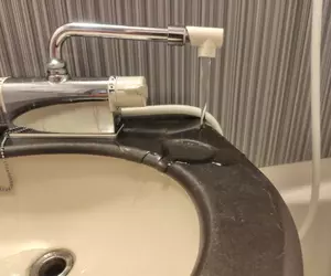 《飯店水龍頭》他想在浴缸放水卻嫌管子不夠長 經網友指點才驚覺糗大了……