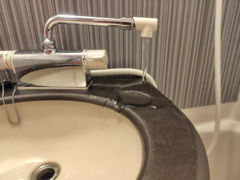 《飯店水龍頭》他想在浴缸放水卻嫌管子不夠長 經網友指點才驚覺糗大了……