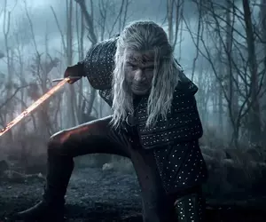 Netflix影集《獵魔士 The Witcher》第四季預計10月30號播出 主角替換由連恩漢斯沃演出利維亞的傑洛特