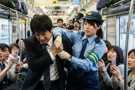 電車痴漢對一名女性鹹豬手 想不到逃亡過程還被該女子反殺制伏 電車痴漢對一名女性鹹豬手 想不到逃亡過程還被該女子反殺制伏