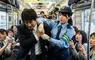 電車痴漢對一名女性鹹豬手 想不到逃亡過程還被該女子反殺制伏