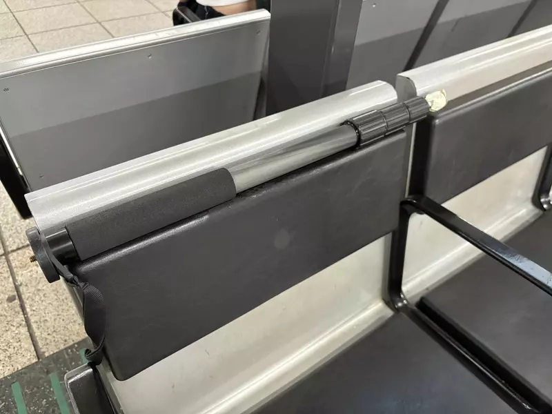 《單腳架忘在車站了》經過一整天都沒人發現 他親自回去找驚覺真的不能怪人家 《單腳架忘在車站了》經過一整天都沒人發現 他親自回去找驚覺真的不能怪人家