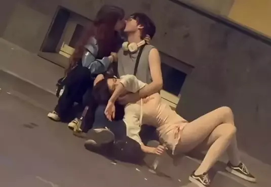 新宿歌舞伎町被拍到的謎之三人組 畫面太美反而成為了網友惡搞創作對象