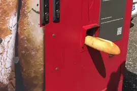 網友實拍《法國麵包販賣機》確定沒有工讀生躲在裡面伸出長長的一根嗎? 網友實拍《法國麵包販賣機》確定沒有工讀生躲在裡面伸出長長的一根嗎?