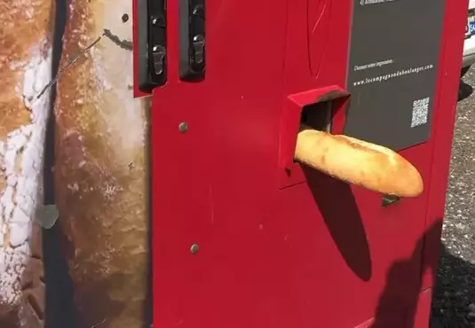 網友實拍《法國麵包販賣機》確定沒有工讀生躲在裡面伸出長長的一根嗎？