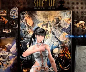 《劍星》PS5版本1.4.0更新登場「Shift Up 工作室」，其中還有一件新奈米衣就是體模「尹雪花」曾穿過的那件