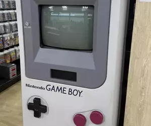 《巨大Game Boy》當年大小朋友都風靡的試玩機台 二手店開價220萬讓收藏家手癢了