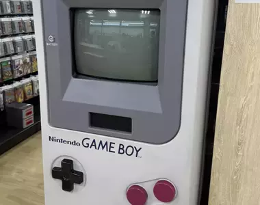 《巨大Game Boy》當年大小朋友都風靡的試玩機台 二手店開價220萬讓收藏家手癢了