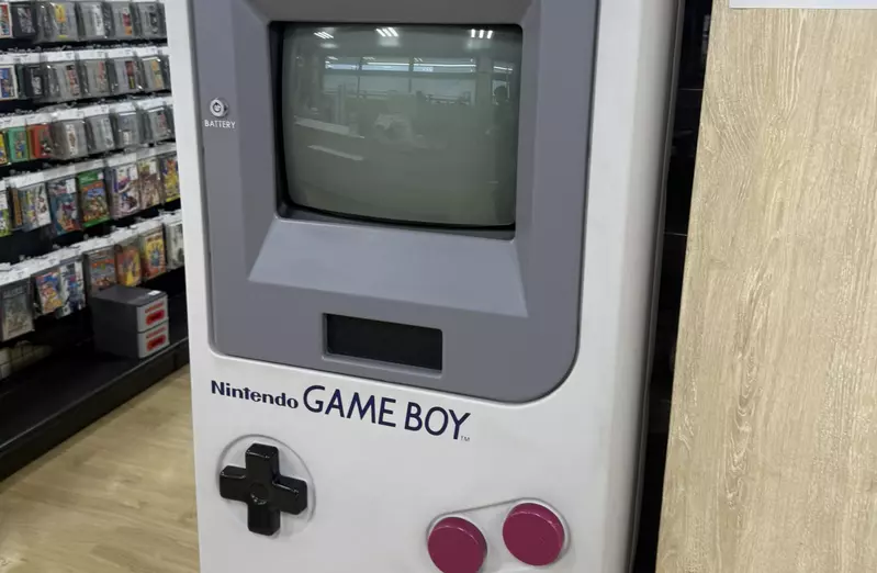 《巨大Game Boy》當年大小朋友都風靡的試玩機台 二手店開價220萬讓收藏家手癢了