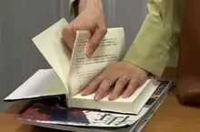 《看法兩極的閱讀習慣》實體書太厚不想帶出門？有人會選擇撕下書頁減輕重量