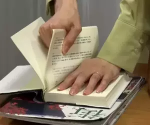 《看法兩極的閱讀習慣》實體書太厚不想帶出門？有人會選擇撕下書頁減輕重量