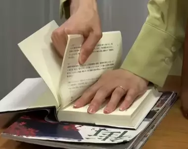 《看法兩極的閱讀習慣》實體書太厚不想帶出門？有人會選擇撕下書頁減輕重量