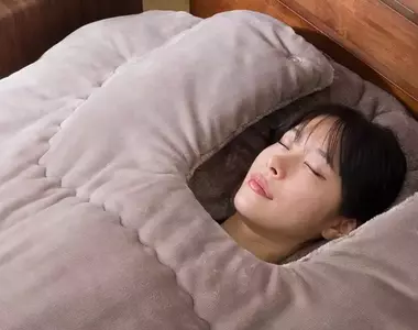 日本宜得利推出《冬季棉被》露頸式新款 看起來是很暖沒錯但那個露出...