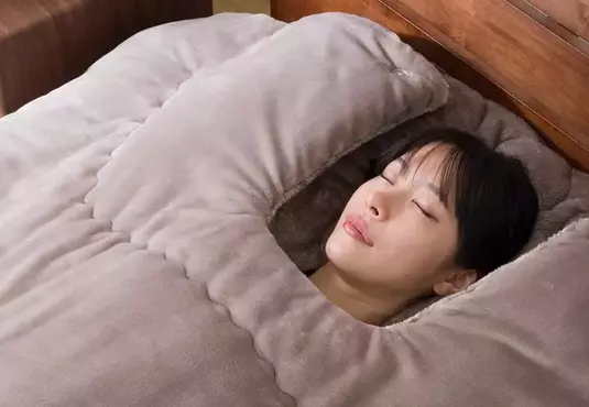 日本宜得利推出《冬季棉被》露頸式新款 看起來是很暖沒錯但那個露出...