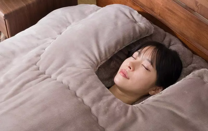 日本宜得利推出《冬季棉被》露頸式新款 看起來是很暖沒錯但那個露出...