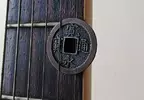 《用銅錢彈吉他的人》其實出乎意料地好彈？要跟布萊恩梅對抗就靠這招了