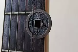 《用銅錢彈吉他的人》其實出乎意料地好彈?要跟布萊恩梅對抗就靠這招了 《用銅錢彈吉他的人》其實出乎意料地好彈?要跟布萊恩梅對抗就靠這招了