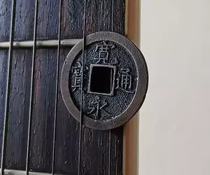 《用銅錢彈吉他的人》其實出乎意料地好彈？要跟布萊恩梅對抗就靠這招了