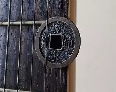 《用銅錢彈吉他的人》其實出乎意料地好彈?要跟布萊恩梅對抗就靠這招了