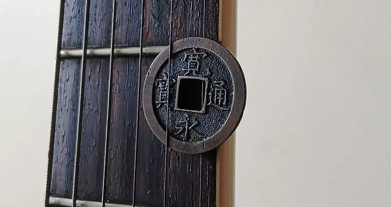 《用銅錢彈吉他的人》其實出乎意料地好彈？要跟布萊恩梅對抗就靠這招了