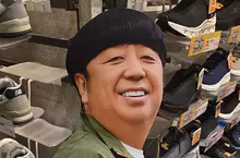 《搞笑藝人日村勇紀》代言運動品牌斯凱奇 超逼真人形立牌嚇壞大家了