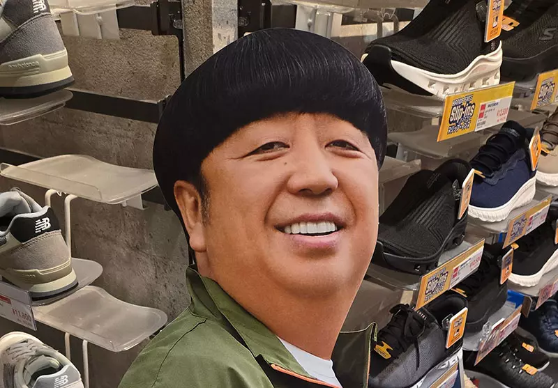 《搞笑藝人日村勇紀》代言運動品牌斯凱奇 超逼真人形立牌嚇壞大家了