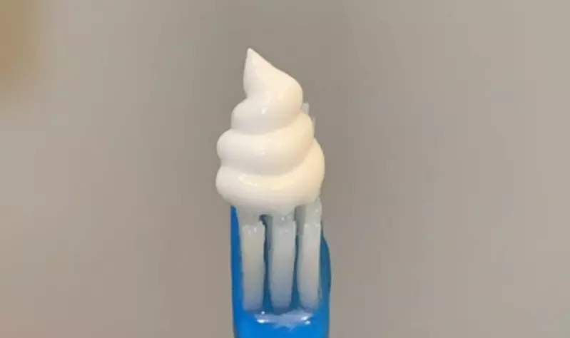 喜歡把牙膏擠成便便形狀的網友 你不孤單！因為網路上也有人這樣做(擠)