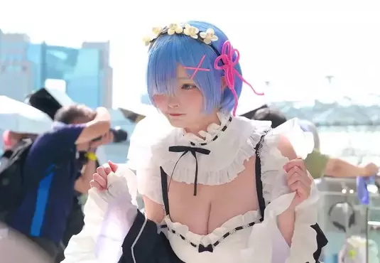 人氣Coser《すずら》的周刊寫真初體驗 大膽的展示第一次的泳裝和內衣打扮