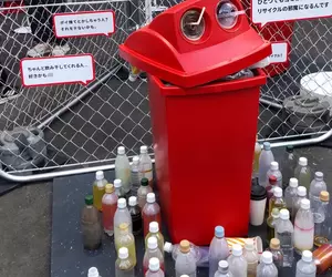 《崩壞垃圾桶展》看到垃圾桶滿了還硬要丟 你曾在街上看過這種景象嗎？