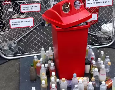 《崩壞垃圾桶展》看到垃圾桶滿了還硬要丟 你曾在街上看過這種景象嗎?