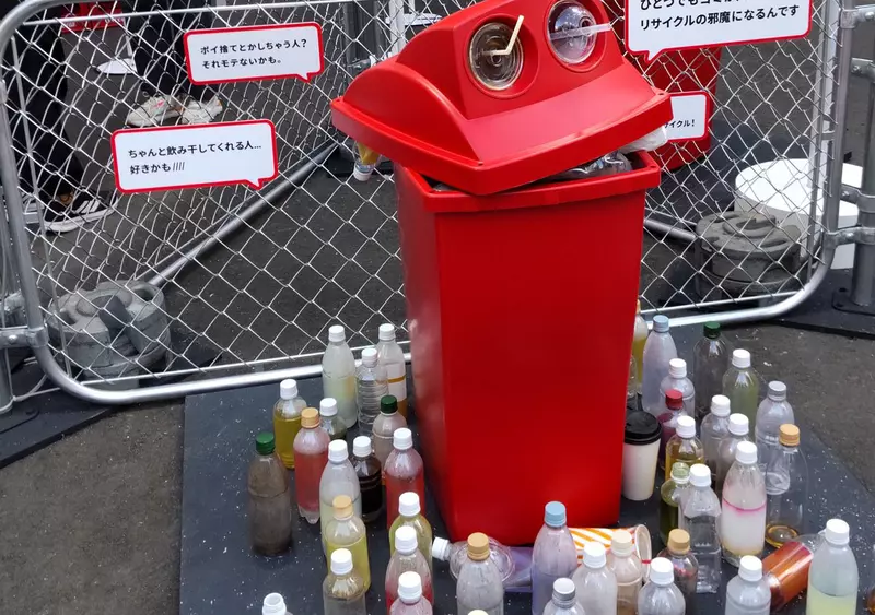 《崩壞垃圾桶展》看到垃圾桶滿了還硬要丟 你曾在街上看過這種景象嗎？