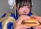 日本春麗Coser體驗油淋雞漢堡 麥當勞與快打旋風合作期間限定套餐,一口咬下就是爽